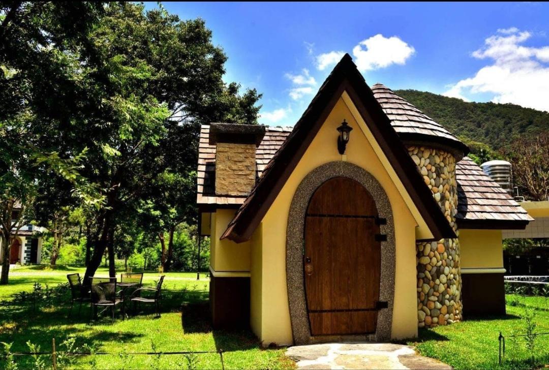Mushroom Forest Guesthouse Camping Site 埔里 エクステリア 写真